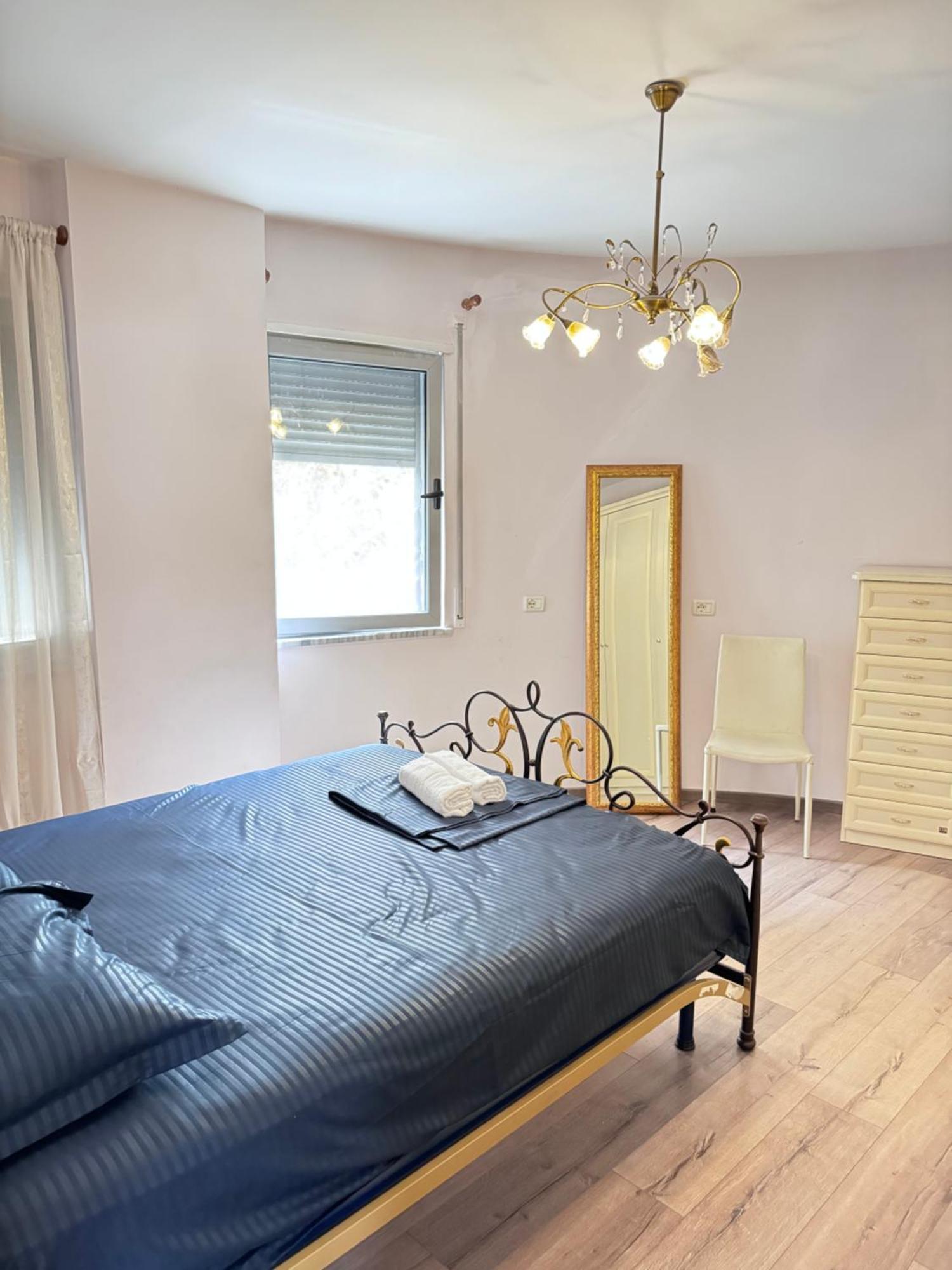 Stylish Downtown Getaway Apartment *